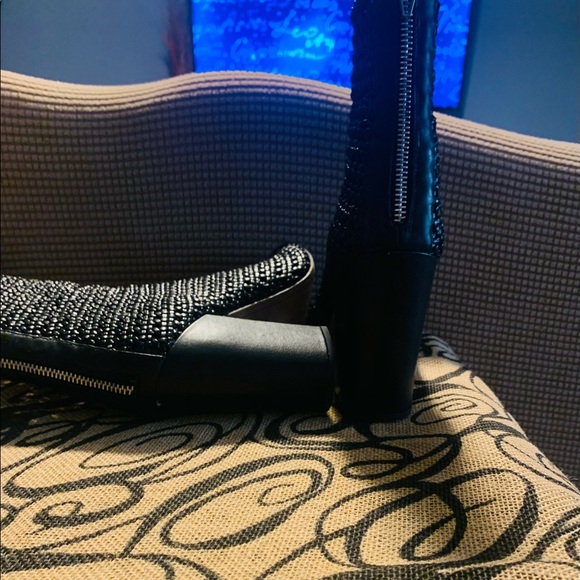 Dolce Vita Boots
Black woven ankle boots. Size 6 - Picture 4 of 5